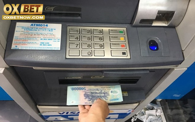 Thao tác rút tiền từ máy ATM
